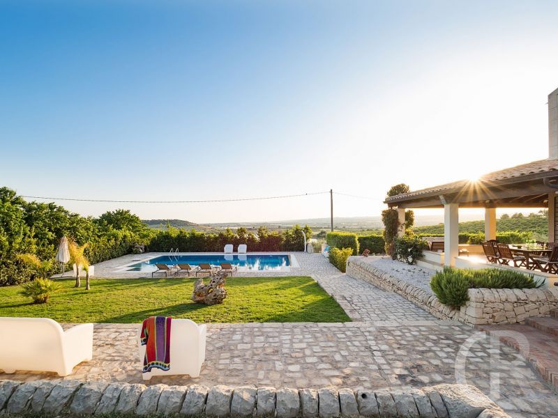 villa-dora-pool-und-garten.jpg