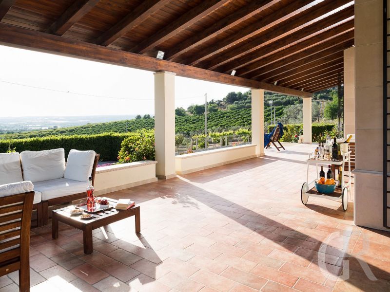 villa-dora-sitzgruppe-auf-der-terrasse.jpg