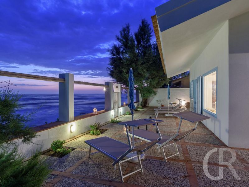 villa-elettra-terrasse-am-abend.jpg