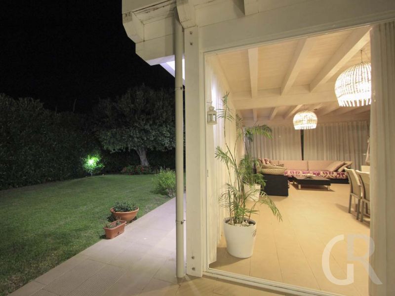 villa-flora-blick-ins-wohnzimmer-am-abend.jpg