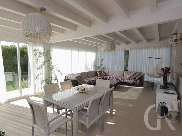 villa-flora-helles-esszimmer.jpg
