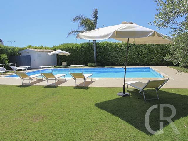 villa-flora-liegeflaeche-am-pool-mit-sonnenschirm.jpg