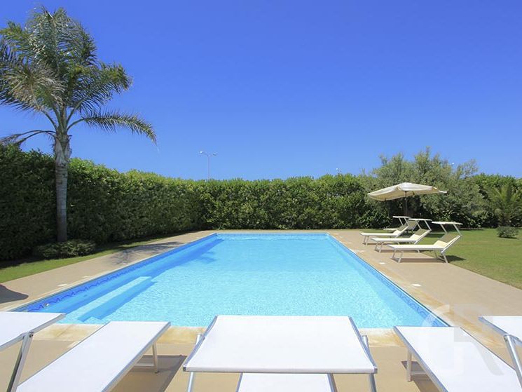 villa-flora-schwimmbad-mit-sonnenterrasse.jpg