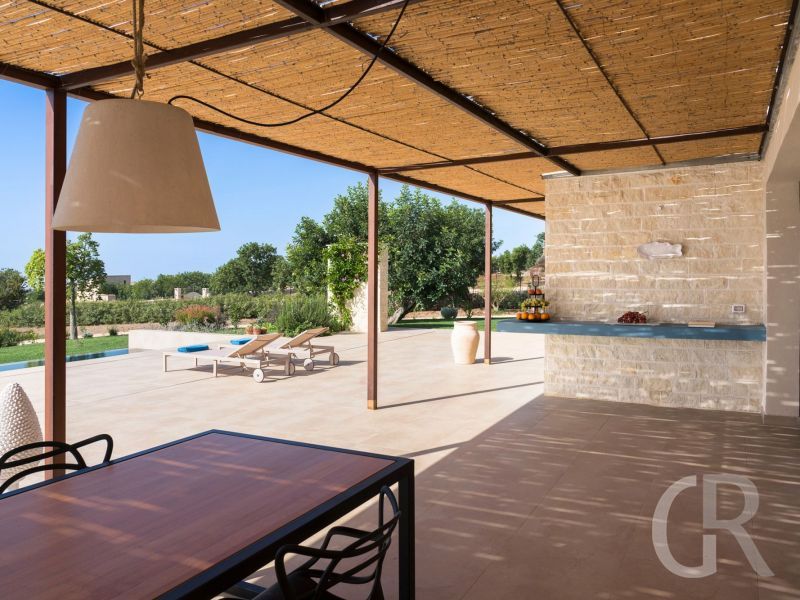 villa-gelso-bianco-auf-der-ueberdachten-terrasse.jpg