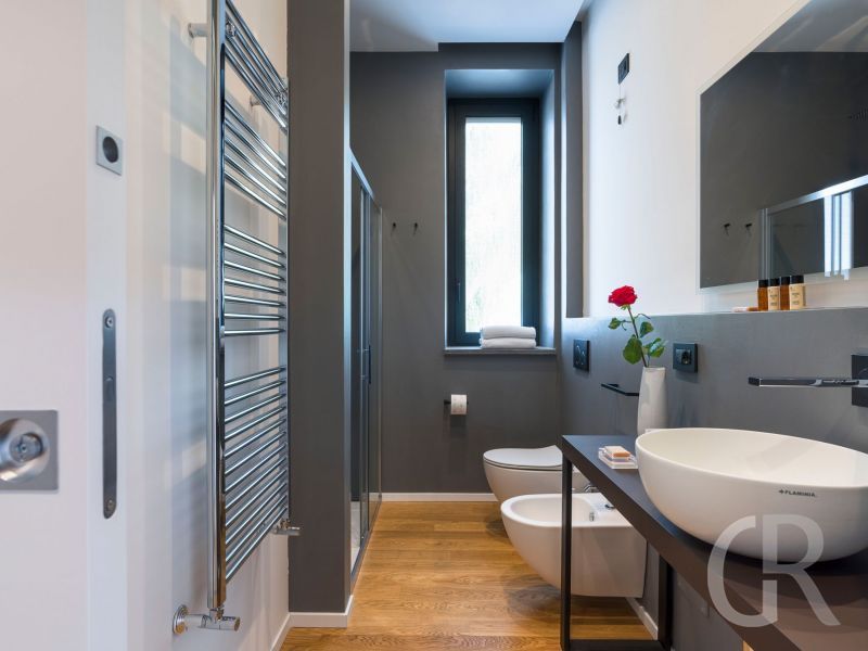 villa-gianos-bad-mit-waschbecken-und-dusche.jpg