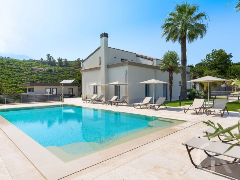 villa-gianos-pool-mit-villa.jpg