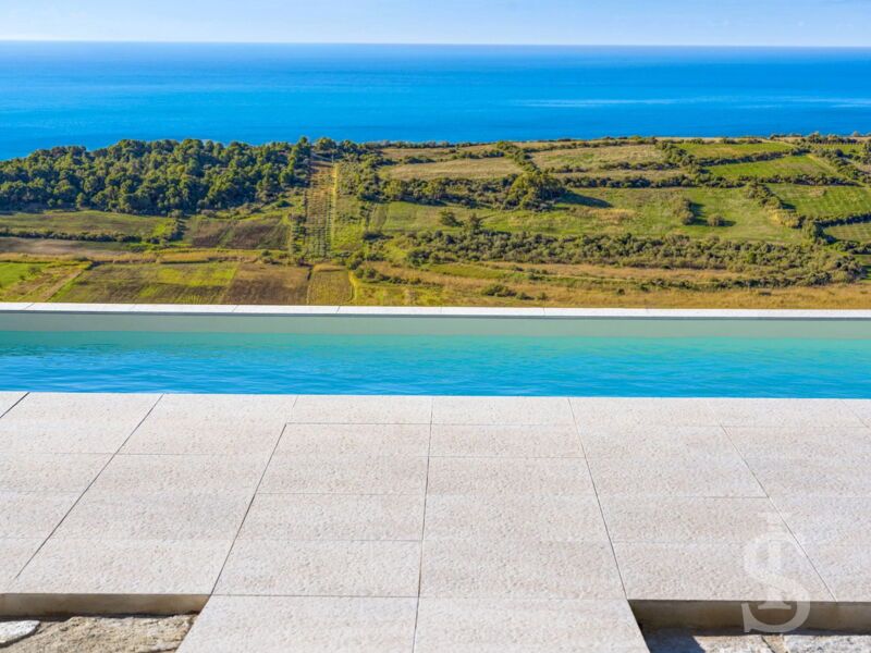 villa-giglio-di-mare-pool-mit-blick-auf-das-meer.jpg