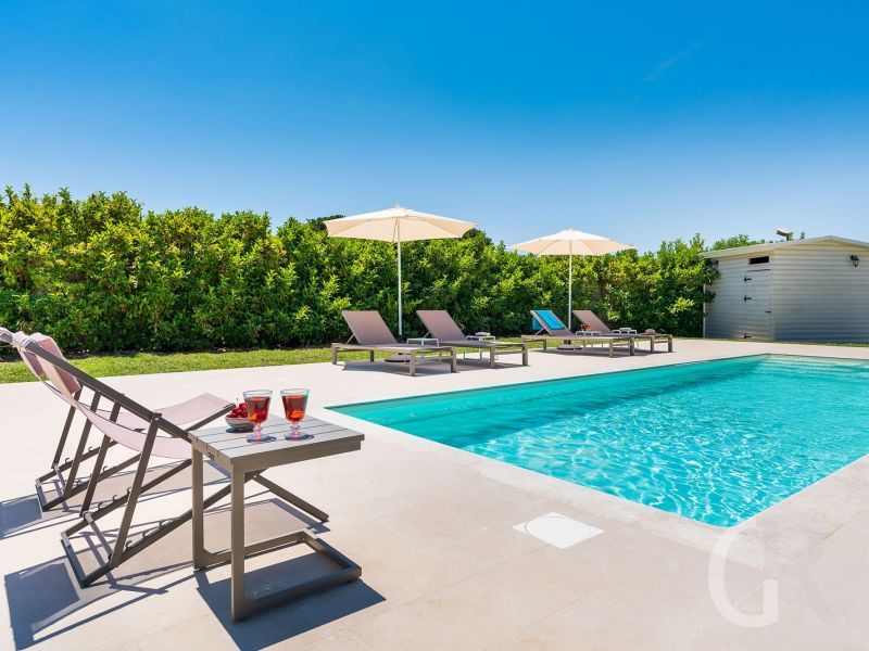 villa-gira-sole-am-pool.jpg