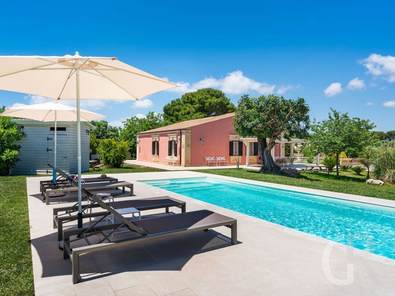 villa-gira-sole-pool-mit-sonnenschirmen.jpg