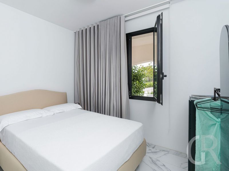 villa-hermes-schlafzimmer-mit-grossem-bett.jpg