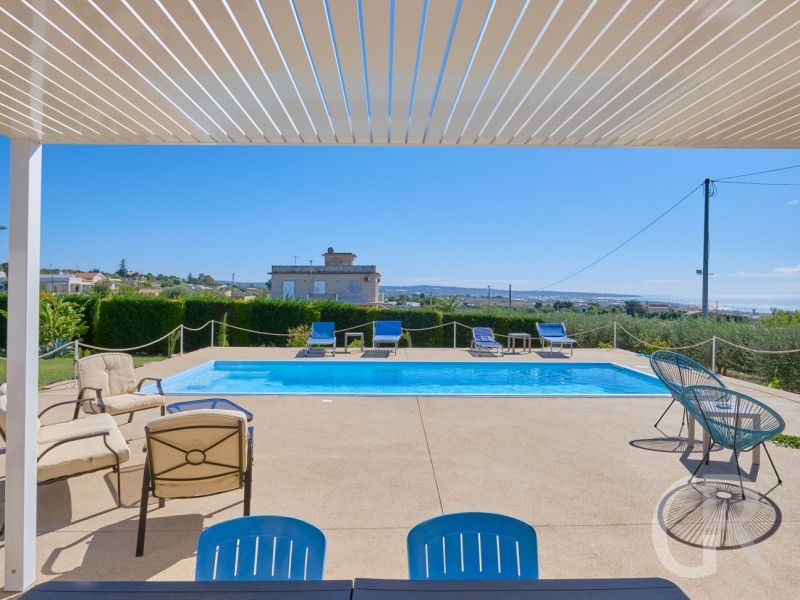 villa-ibla-terrassentisch.jpg
