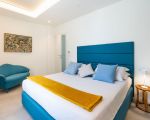 villa-isabella-weiss-blaues-bett.jpg