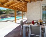 villa-kika-terrassentisch.jpg
