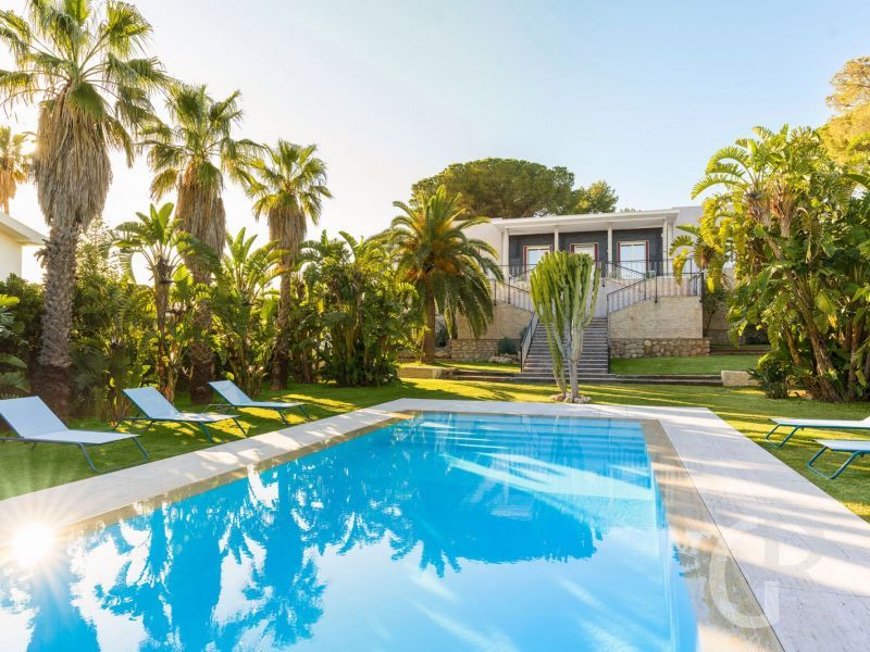 villa-la-belle-pool-mit-liegen.jpg