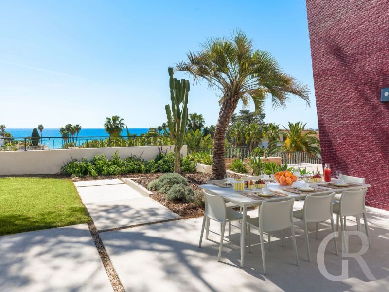 villa-la-belle-terrasse-mit-esstisch.jpg