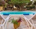 villa-la-forma-pool-mit-blumen.jpg