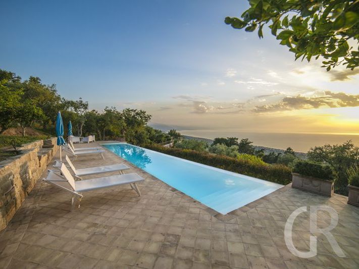 villa-laura-pool-mit-sonnenterrasse.jpg