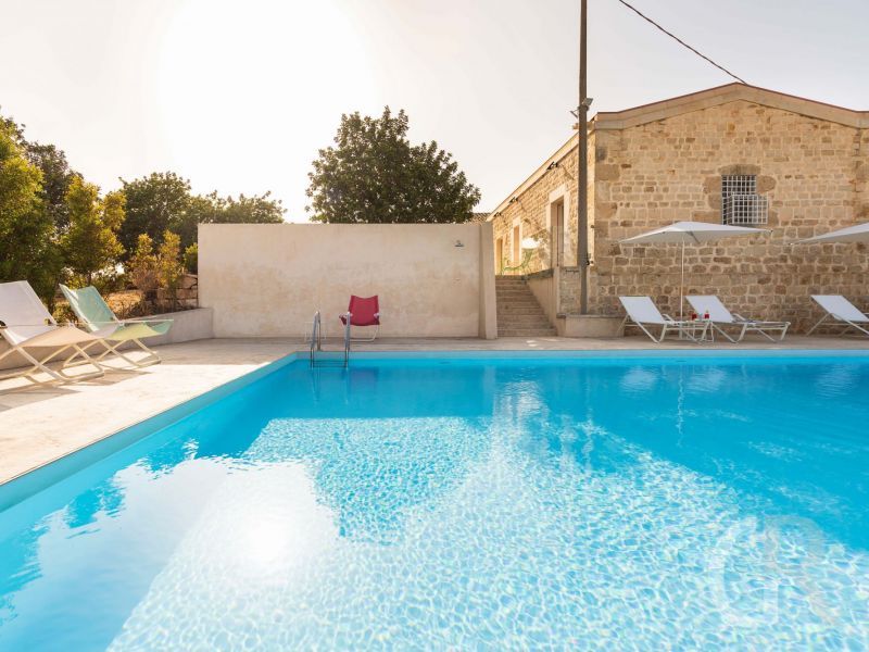 villa-luna-pool-mit-sonnenliegen.jpg