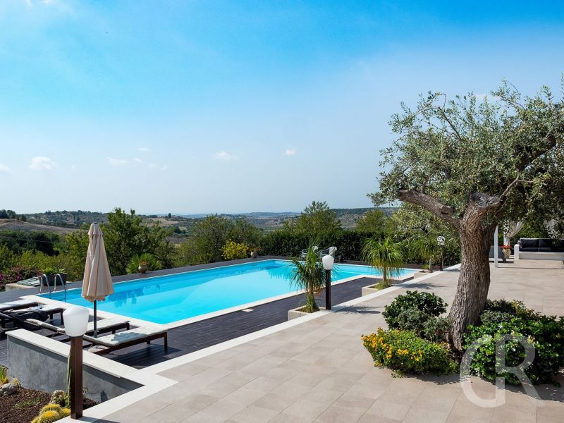 villa-mara-pool-und-blick-in-die-umgebung.jpg