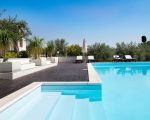 villa-mara-schwimmbad-mit-sonnenliegen.jpg