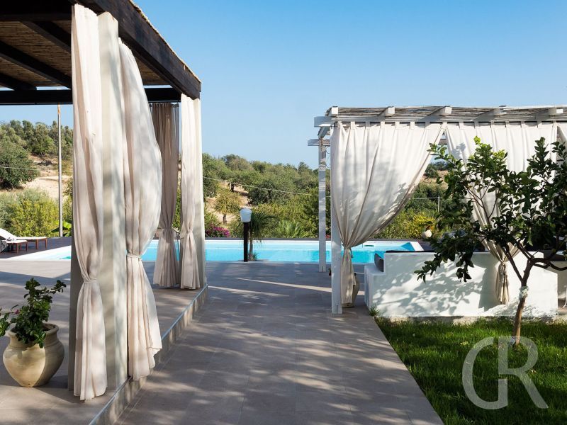 villa-mara-terrassen-mit-pool.jpg