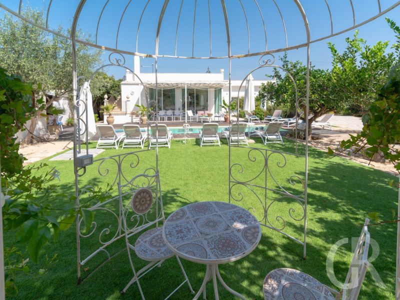 villa-memoria-garten-und-pool.jpg