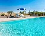 villa-mia-sonnenliegen-am-pool.jpg