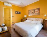 villa-mila-grosses-doppelbett-im-schlafzimmer.jpg