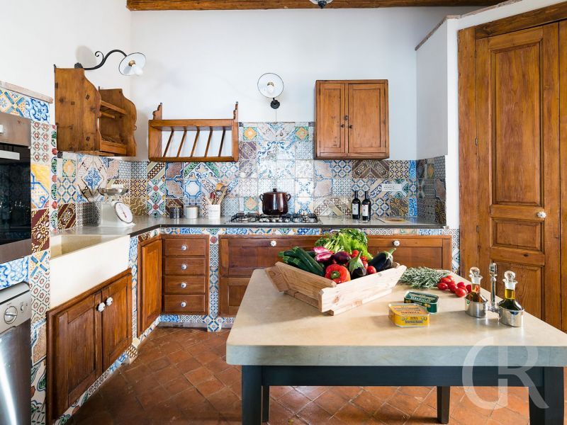 villa-mila-kueche-mit-tisch.jpg