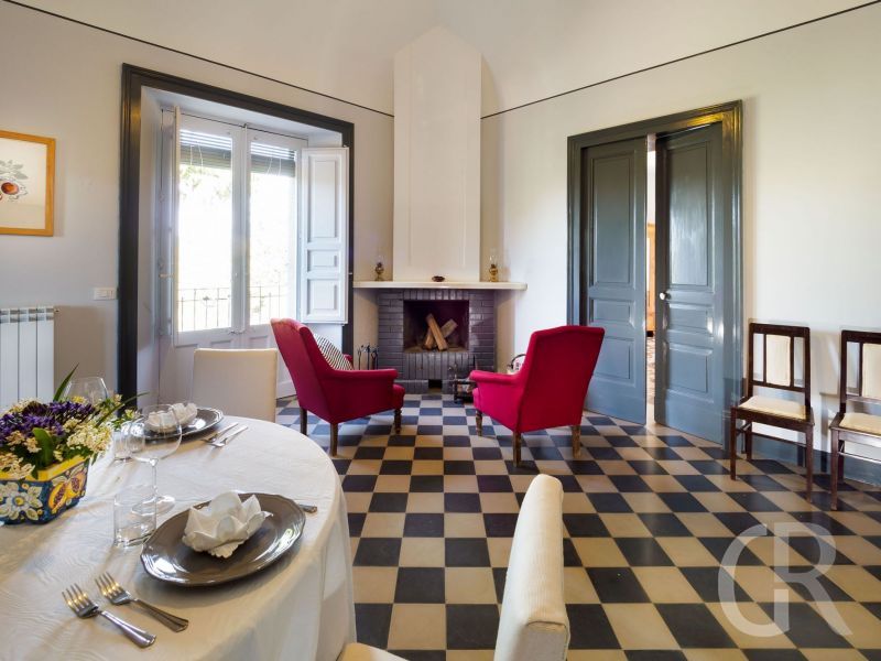 villa-nerello-kamin-im-wohnbereich.jpg