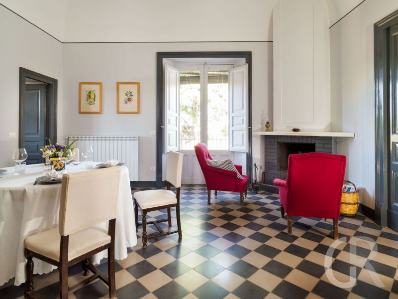 villa-nerello-offener-kamin.jpg