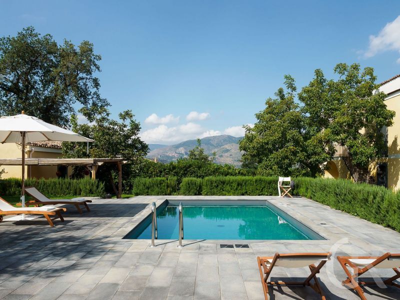 villa-nerello-pool-mit-liegen.jpg