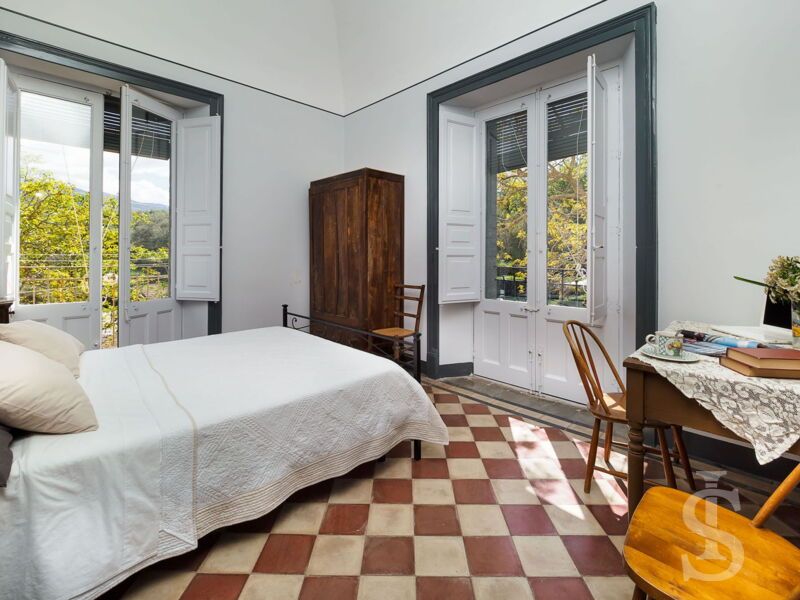 villa-nerello-schlafzimmer-mit-bett.jpg