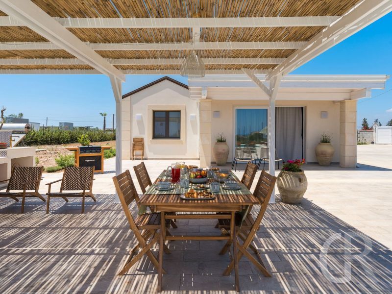 villa-paolina-holztisch-mit-stuehlen.jpg