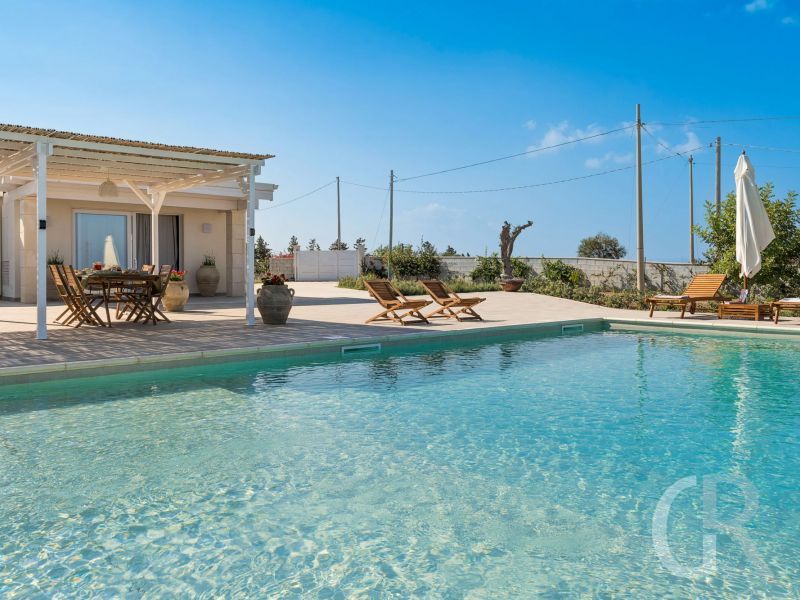 villa-paolina-pool-mit-sonnenliegen2-3.jpg