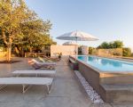 villa-persefone-pool-mit-sonnenliegen.jpg
