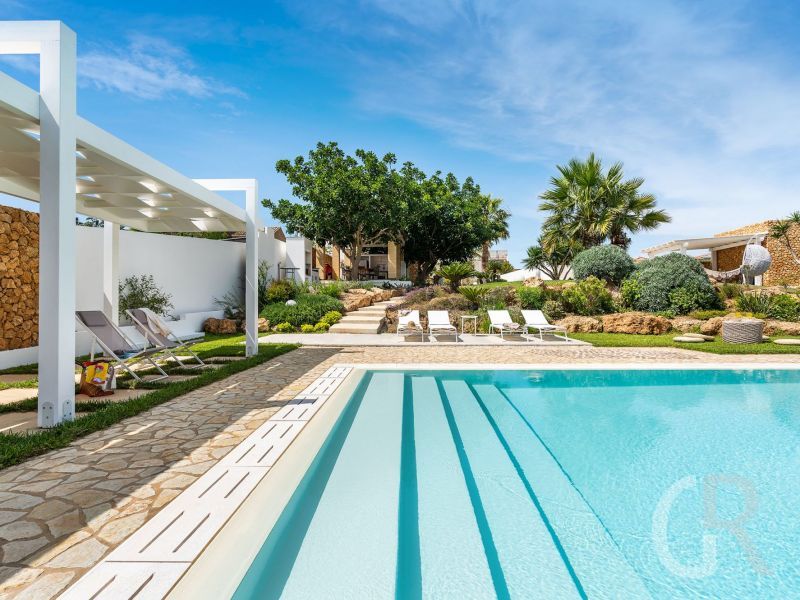 villa-pietra-del-sole-am-pool.jpg