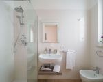 villa-pietra-del-sole-bad-mit-waschbecken.jpg