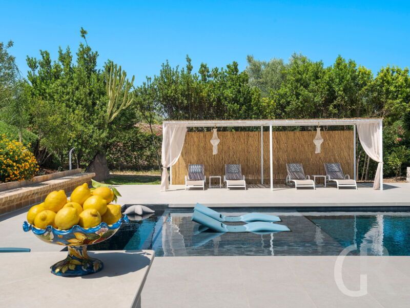 villa-pigna-blue-gemuetliche-terrasse-am-pool.jpg