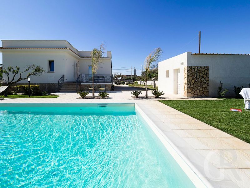 villa-rita-pool-mit-blick-auf-das-ferienhaus.jpg