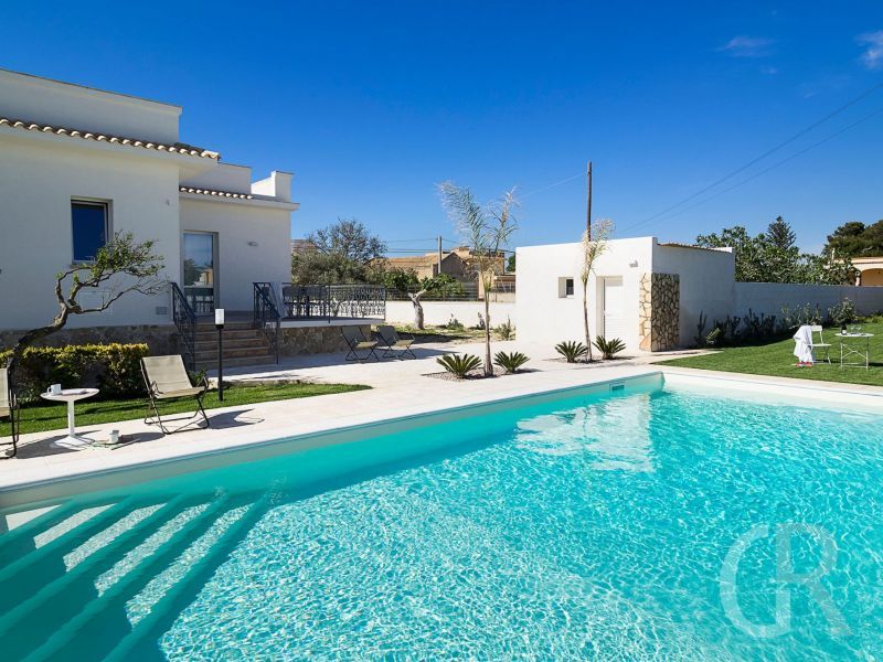 villa-rita-pool-mit-garten.jpg