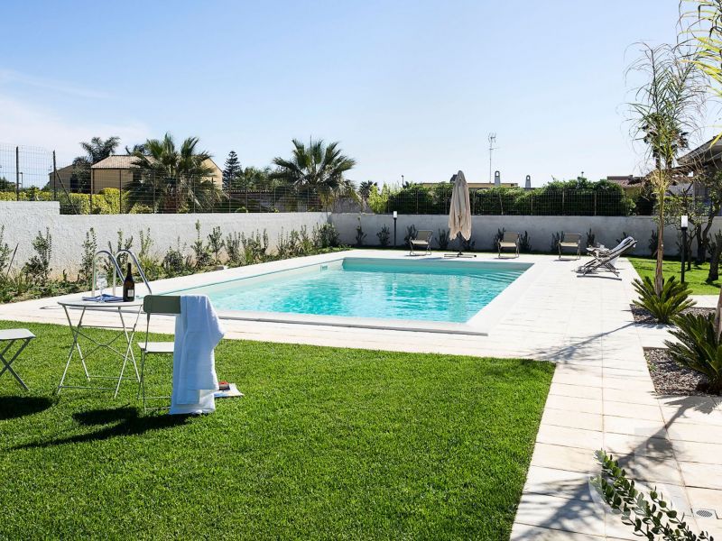 villa-rita-rasen-am-pool.jpg