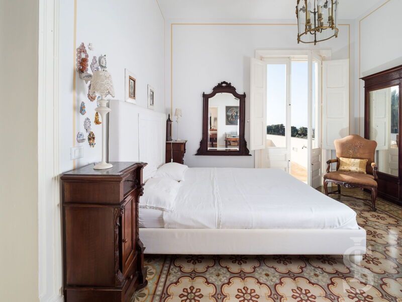villa-ritrovato-weisses-schlafzimmer.jpg