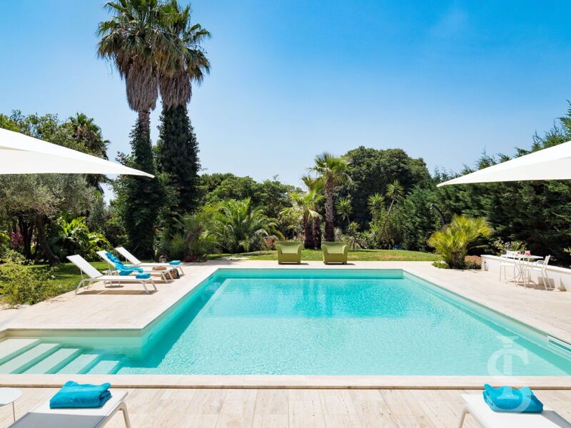 villa-san-ciro-pool-mit-sonnenliegen.jpg