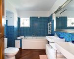 villa-saracina-bad-in-weiss-und-blau.jpg