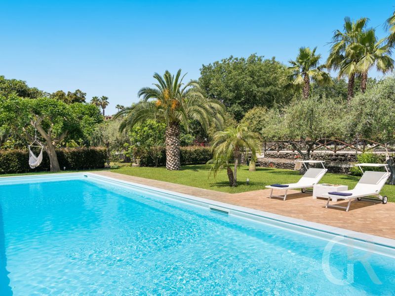 villa-saracina-pool-und-sonnenliegen.jpg