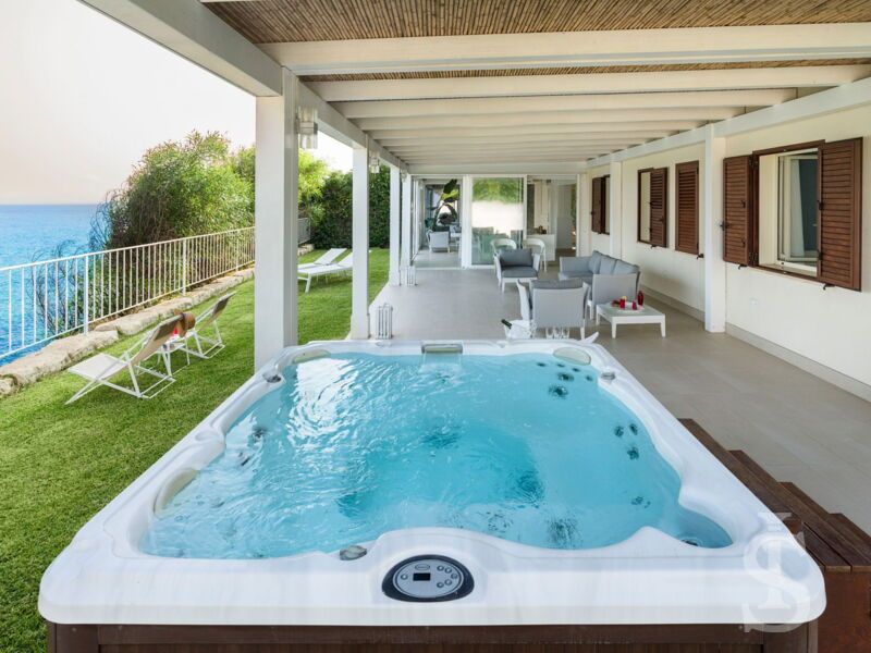villa-stella-maris-jacuzzi.jpg