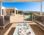 villa-tangi-esstisch-auf-der-terrasse.jpg