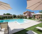 villa-timparosa-pool-mit-sonnenschirmen.jpg