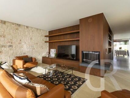 villa-trifilla-wohnbereich-mit-tv-und-blick-zum-essbereich.jpg
